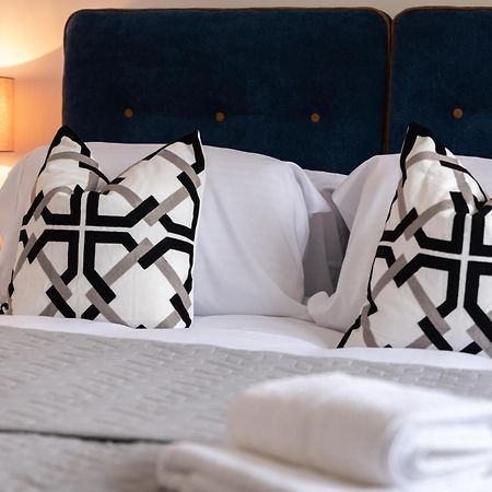 Elegant Apartments In Staines L Free Onsite Parking 스테인스 외부 사진