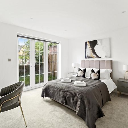 Elegant Apartments In Staines L Free Onsite Parking 스테인스 외부 사진