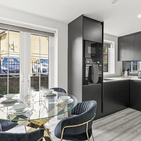Elegant Apartments In Staines L Free Onsite Parking 스테인스 외부 사진