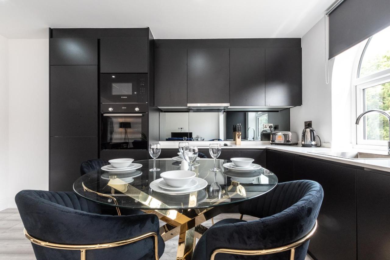 Elegant Apartments In Staines L Free Onsite Parking 스테인스 외부 사진