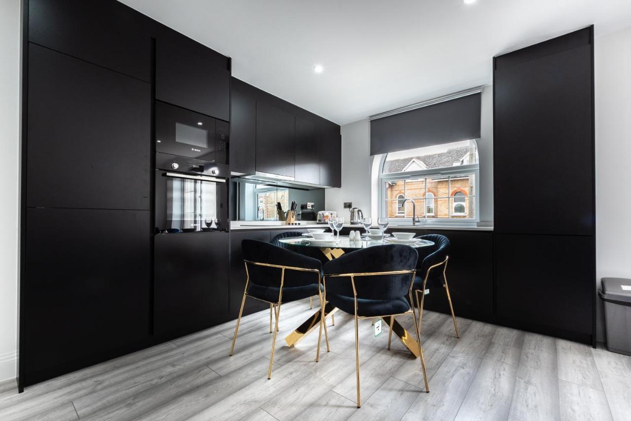 Elegant Apartments In Staines L Free Onsite Parking 스테인스 외부 사진