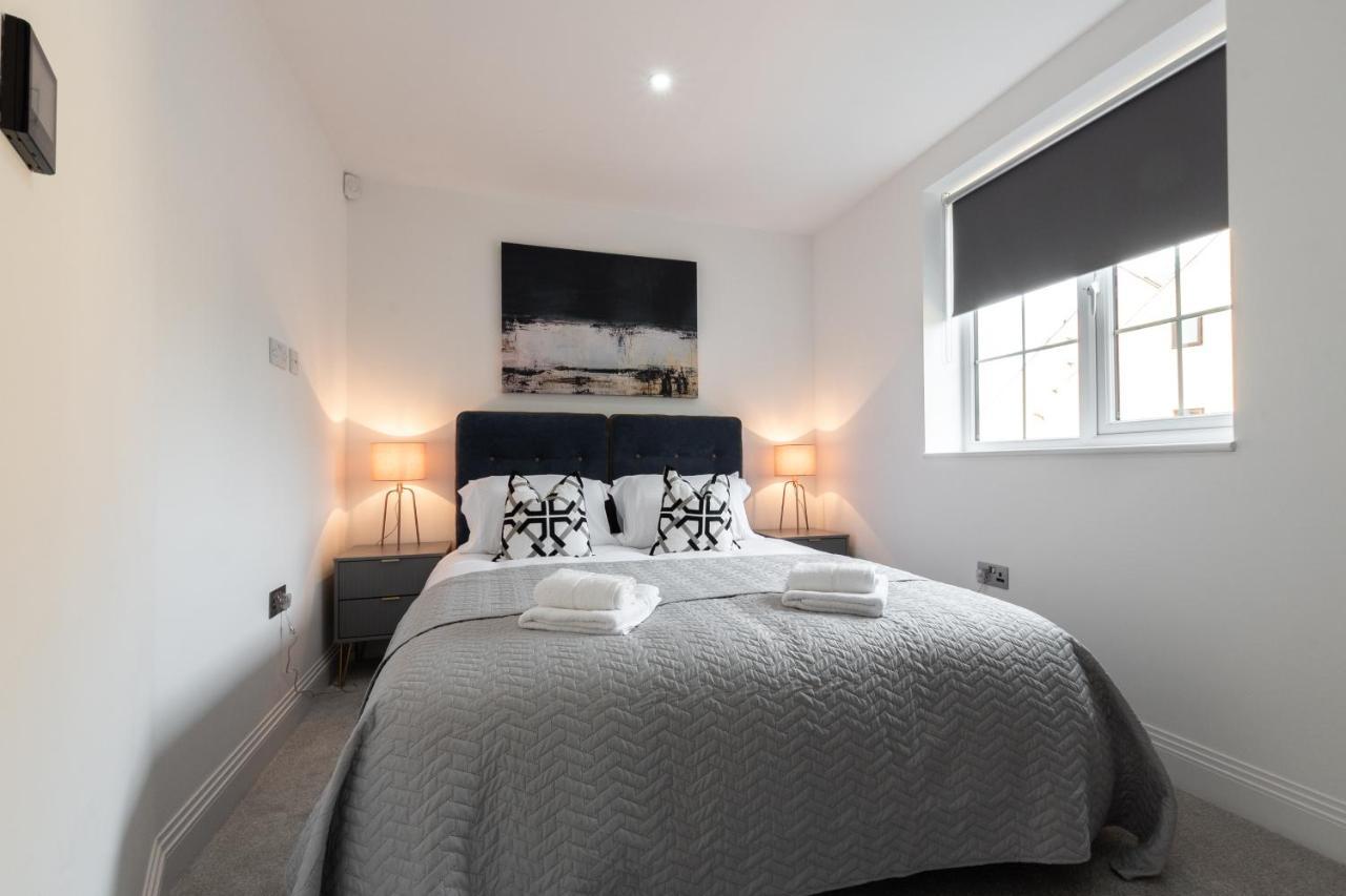 Elegant Apartments In Staines L Free Onsite Parking 스테인스 외부 사진