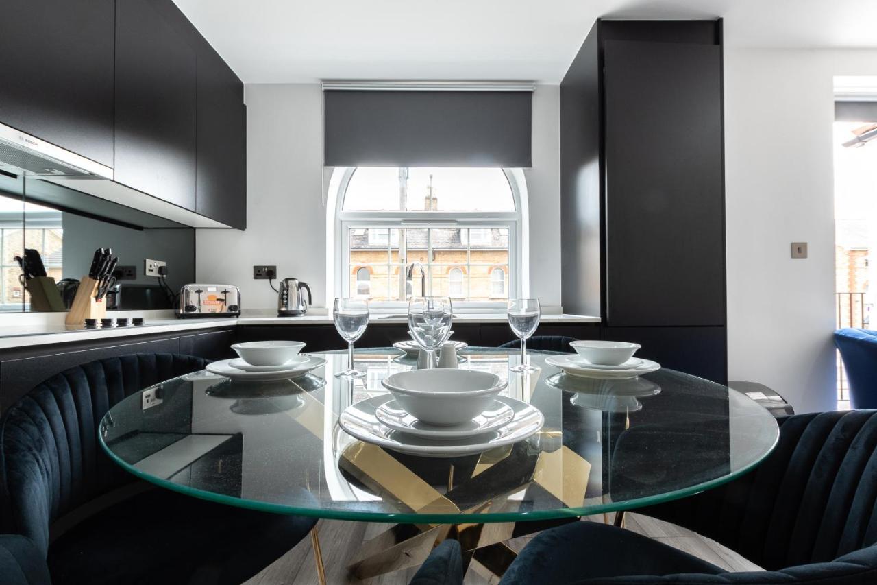 Elegant Apartments In Staines L Free Onsite Parking 스테인스 외부 사진