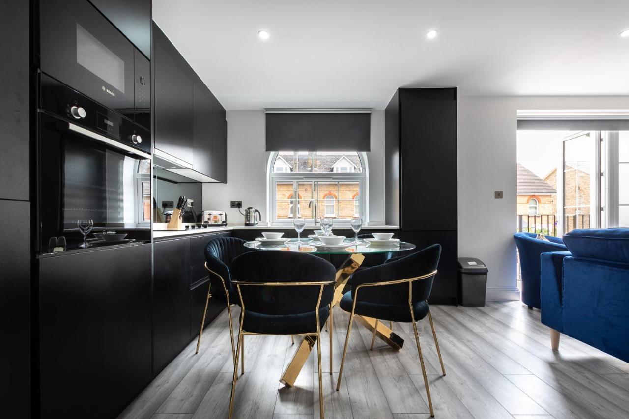 Elegant Apartments In Staines L Free Onsite Parking 스테인스 외부 사진