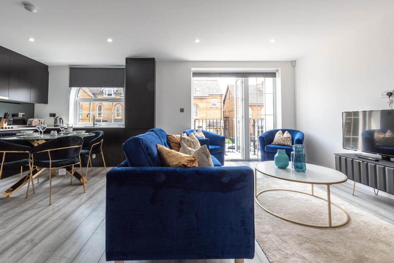 Elegant Apartments In Staines L Free Onsite Parking 스테인스 외부 사진