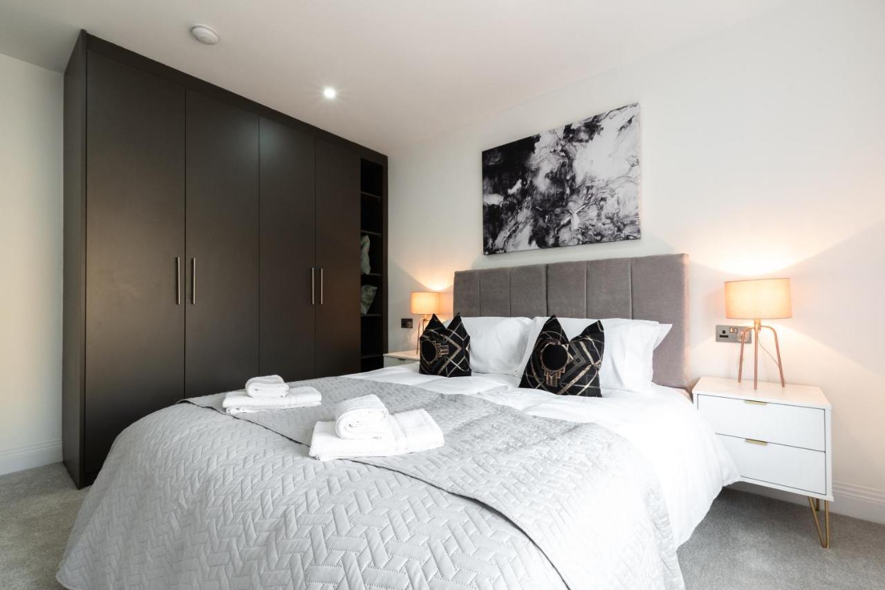Elegant Apartments In Staines L Free Onsite Parking 스테인스 외부 사진