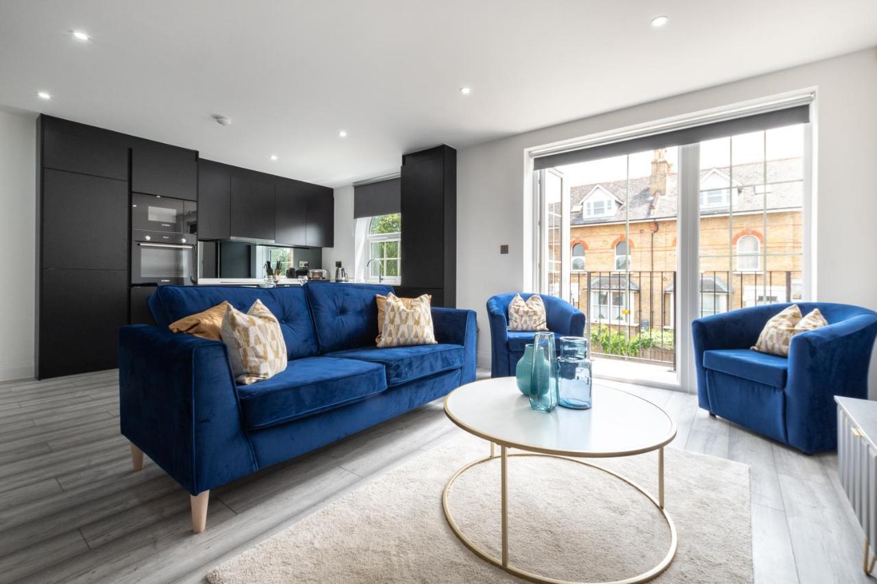 Elegant Apartments In Staines L Free Onsite Parking 스테인스 외부 사진