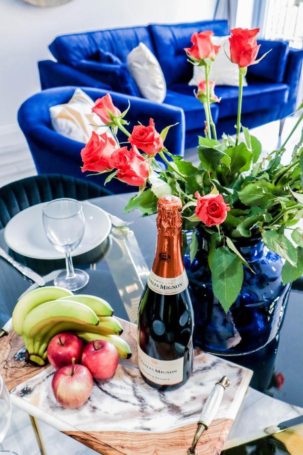 Elegant Apartments In Staines L Free Onsite Parking 스테인스 외부 사진