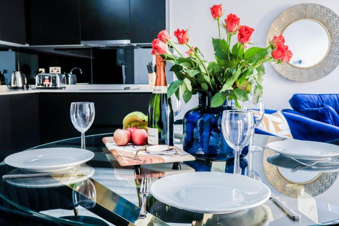 Elegant Apartments In Staines L Free Onsite Parking 스테인스 외부 사진
