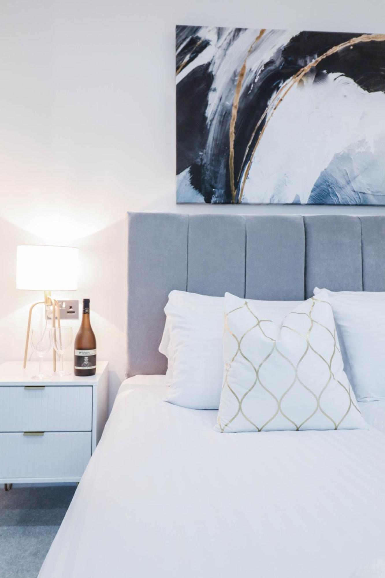 Elegant Apartments In Staines L Free Onsite Parking 스테인스 외부 사진