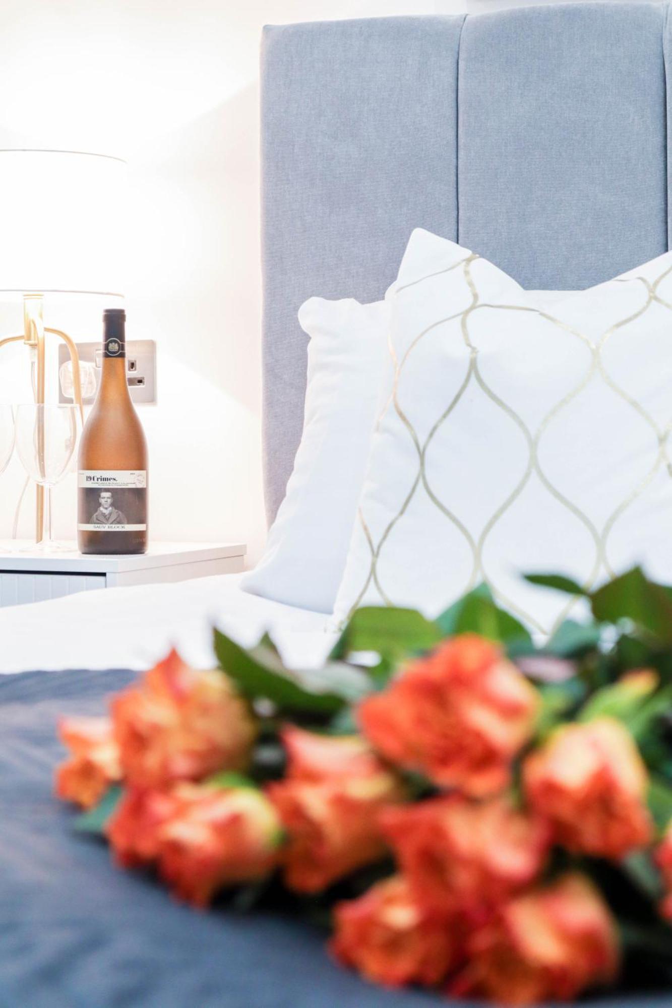 Elegant Apartments In Staines L Free Onsite Parking 스테인스 외부 사진