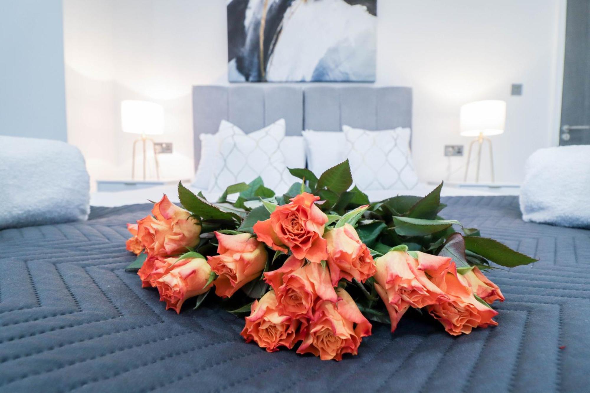 Elegant Apartments In Staines L Free Onsite Parking 스테인스 외부 사진