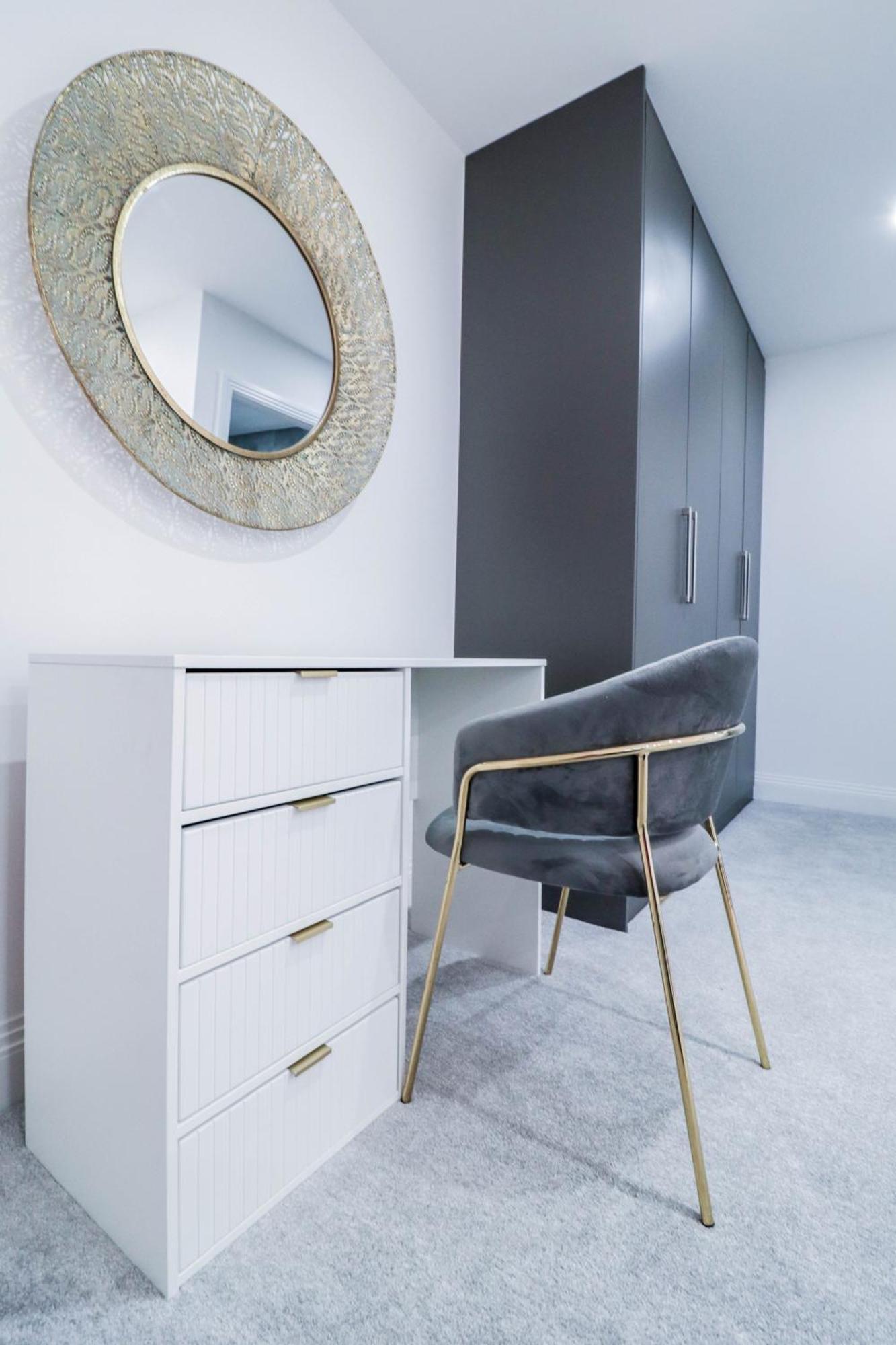Elegant Apartments In Staines L Free Onsite Parking 스테인스 외부 사진