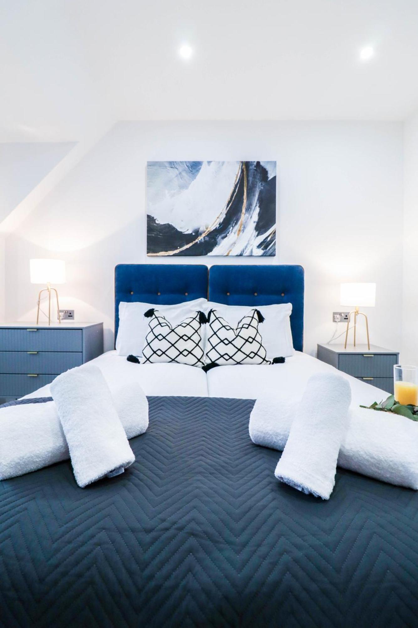Elegant Apartments In Staines L Free Onsite Parking 스테인스 외부 사진