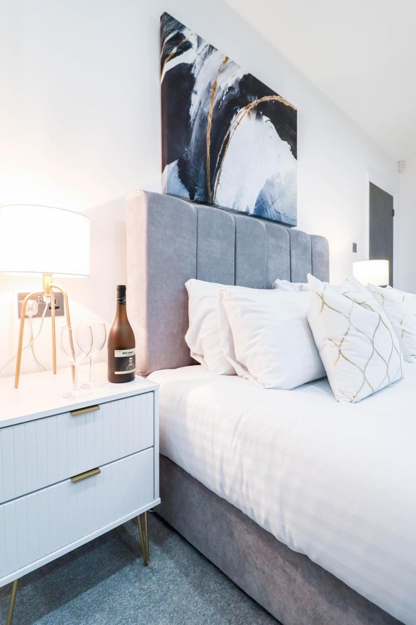 Elegant Apartments In Staines L Free Onsite Parking 스테인스 외부 사진