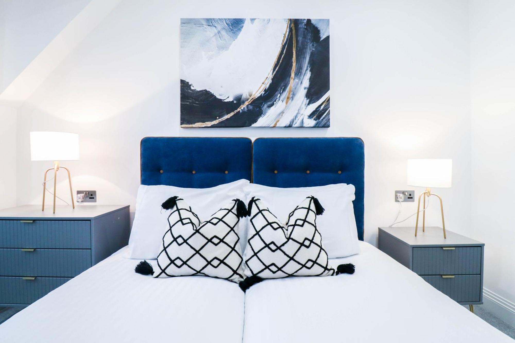 Elegant Apartments In Staines L Free Onsite Parking 스테인스 외부 사진