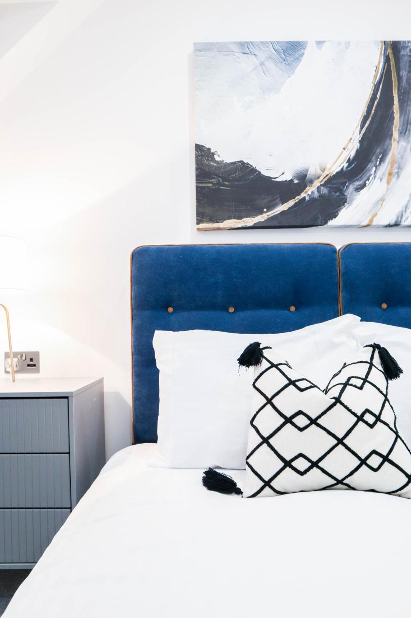 Elegant Apartments In Staines L Free Onsite Parking 스테인스 외부 사진