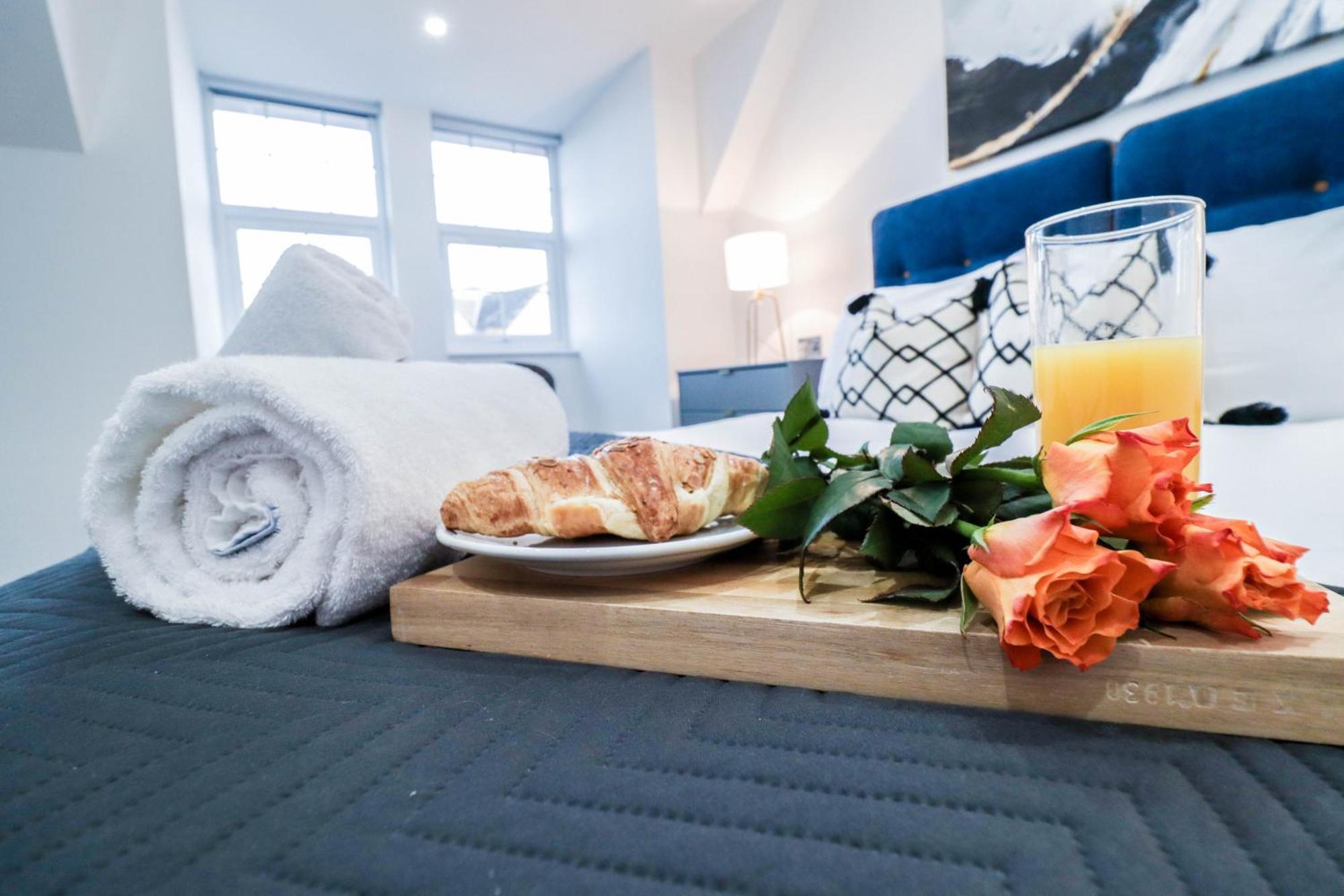 Elegant Apartments In Staines L Free Onsite Parking 스테인스 외부 사진