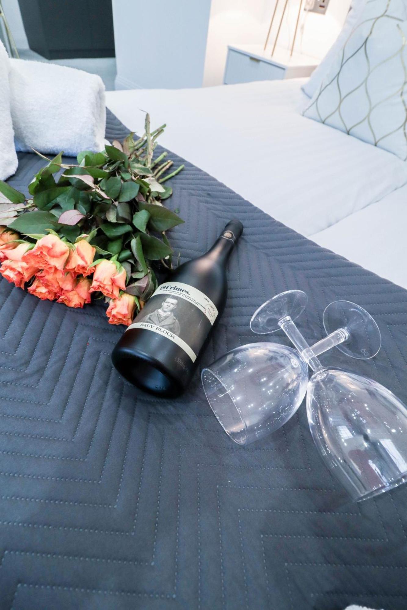 Elegant Apartments In Staines L Free Onsite Parking 스테인스 외부 사진