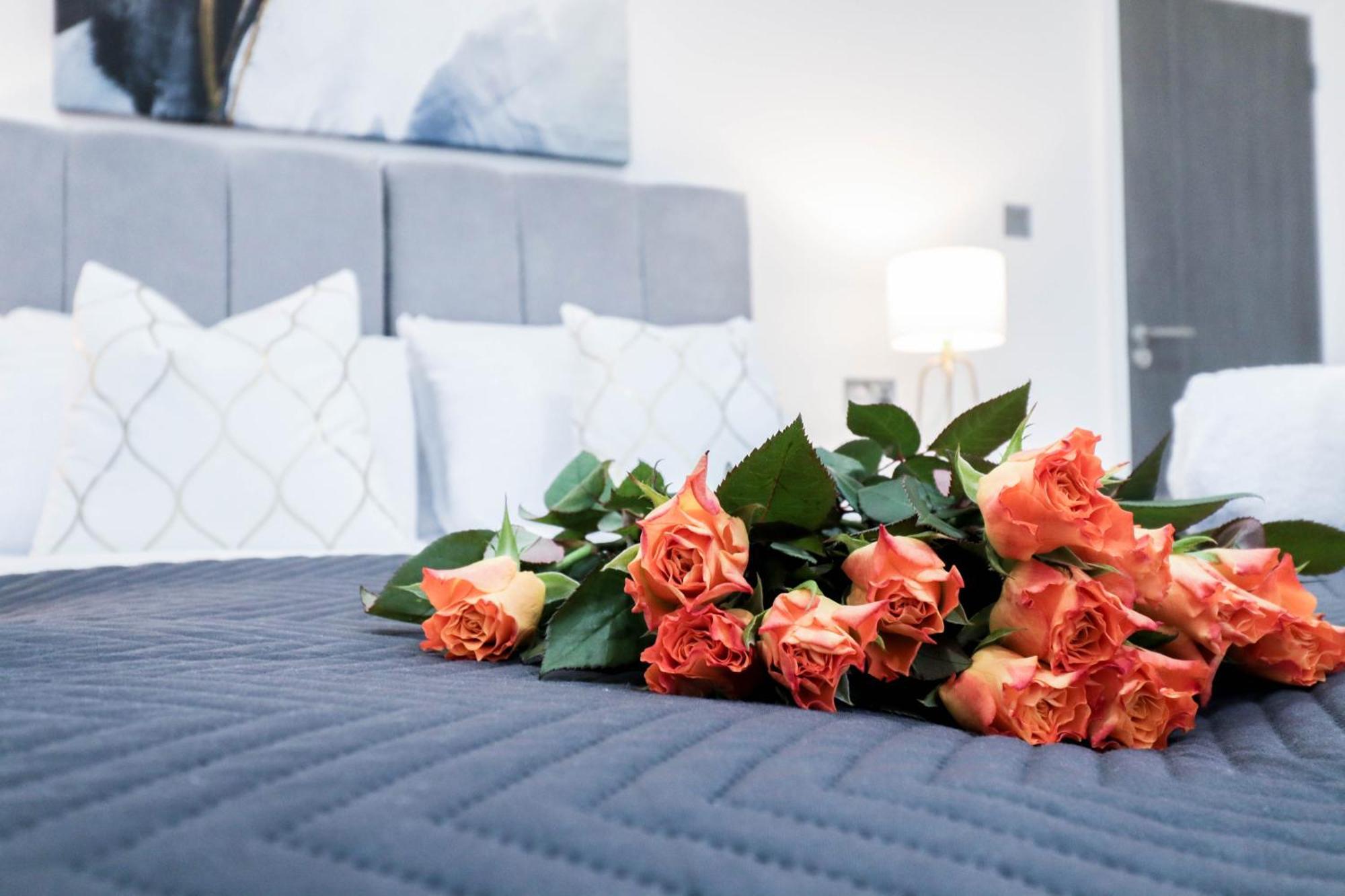Elegant Apartments In Staines L Free Onsite Parking 스테인스 외부 사진