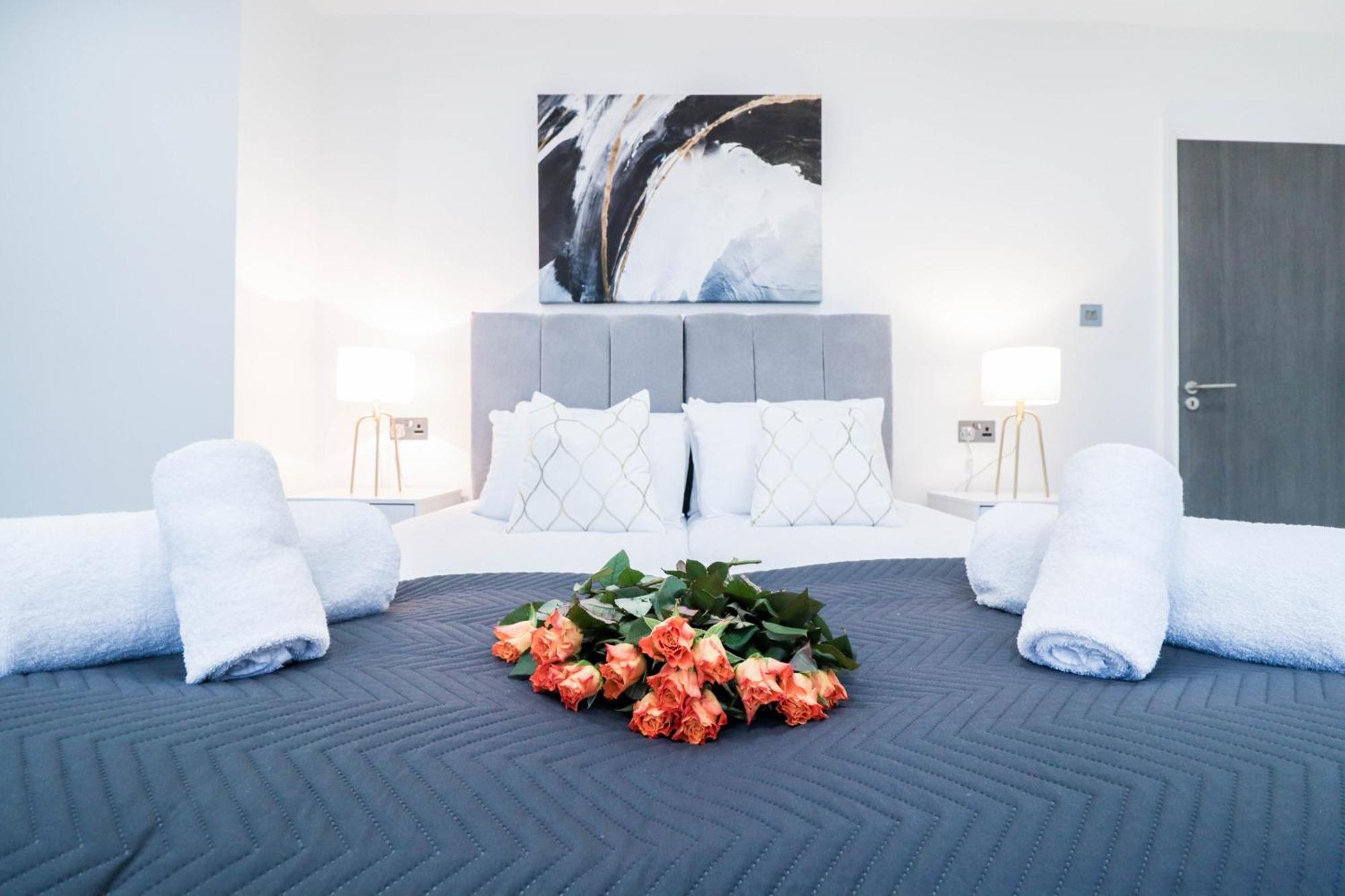 Elegant Apartments In Staines L Free Onsite Parking 스테인스 외부 사진