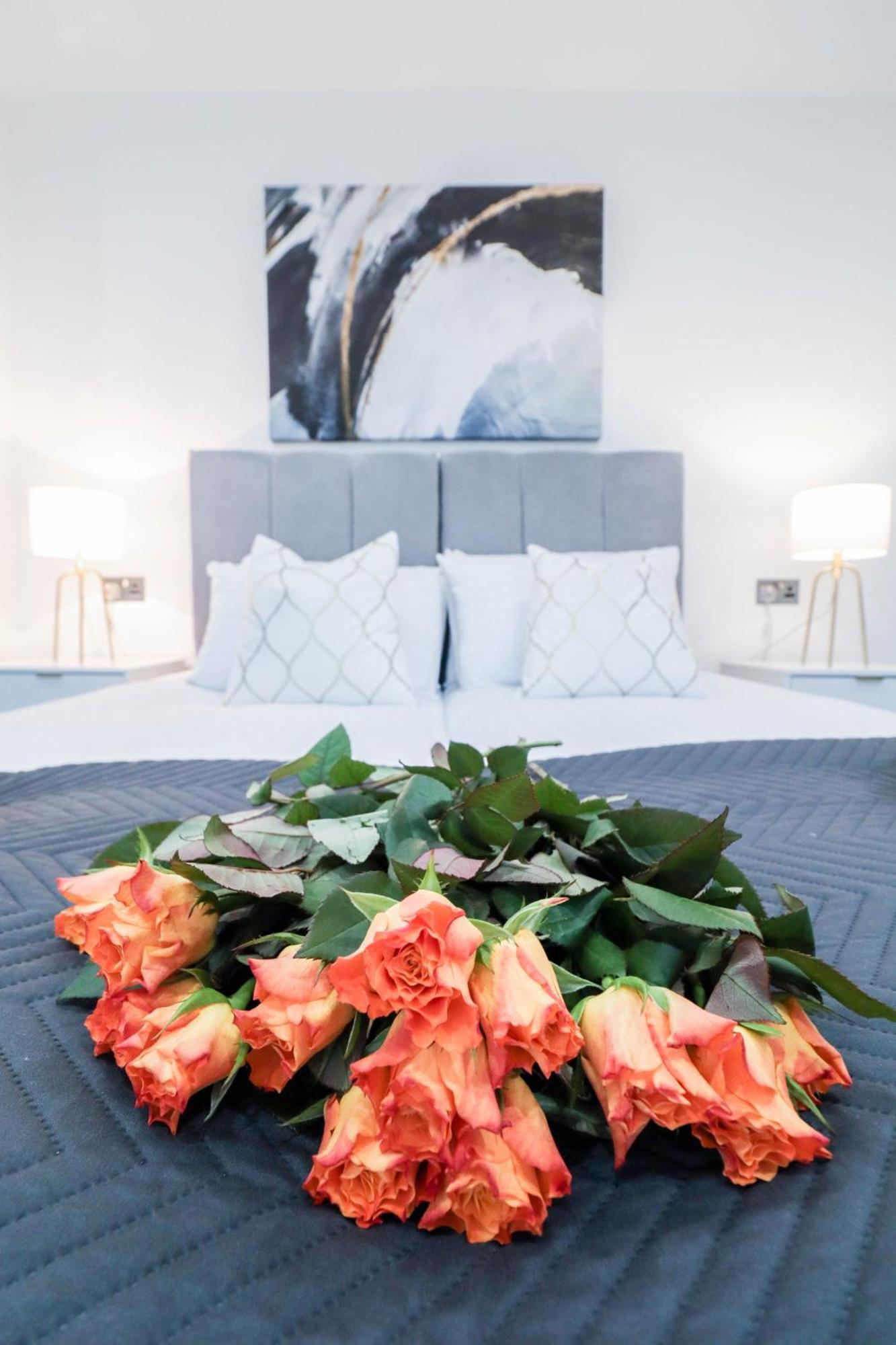 Elegant Apartments In Staines L Free Onsite Parking 스테인스 외부 사진