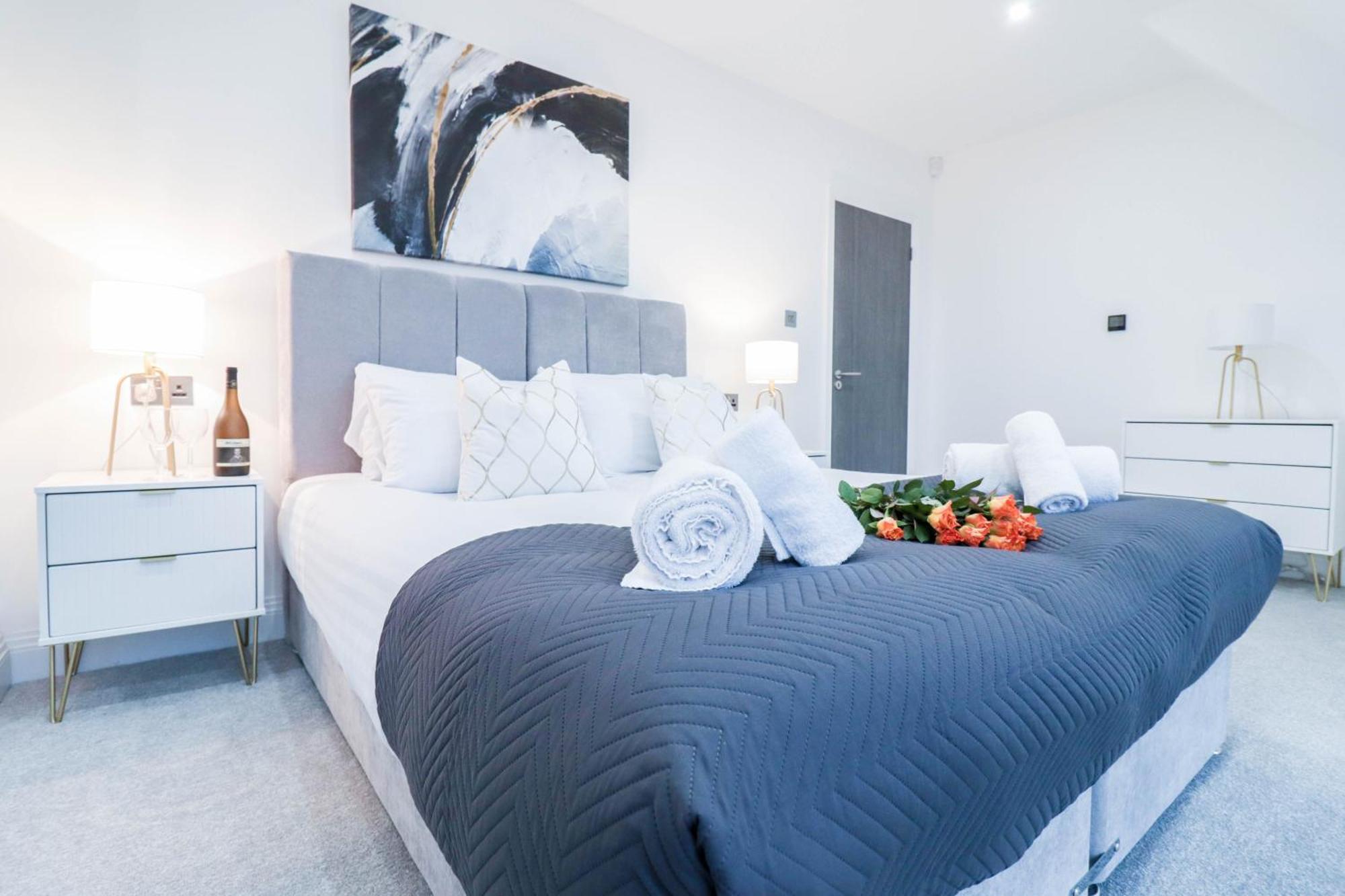 Elegant Apartments In Staines L Free Onsite Parking 스테인스 외부 사진