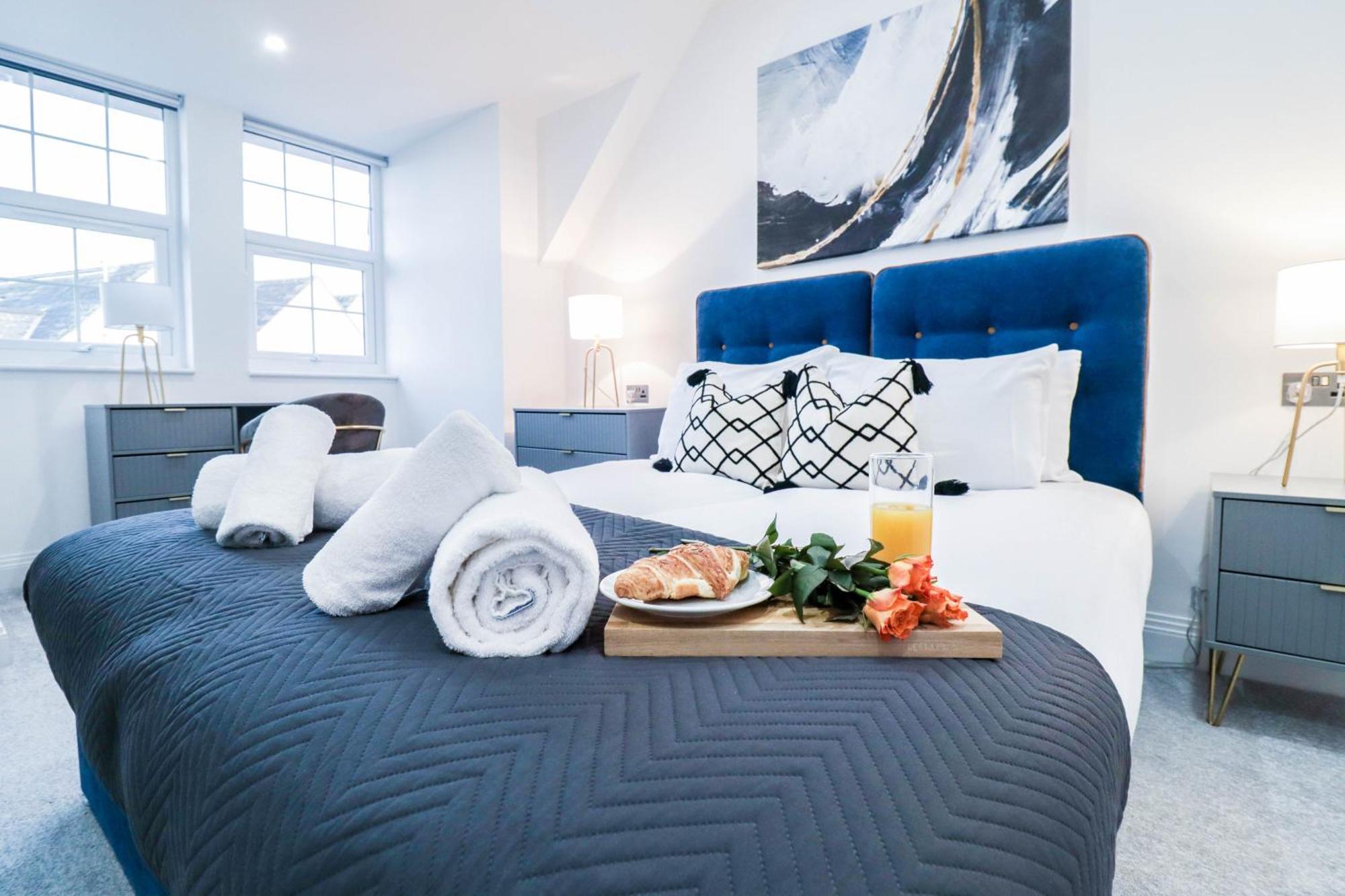 Elegant Apartments In Staines L Free Onsite Parking 스테인스 외부 사진