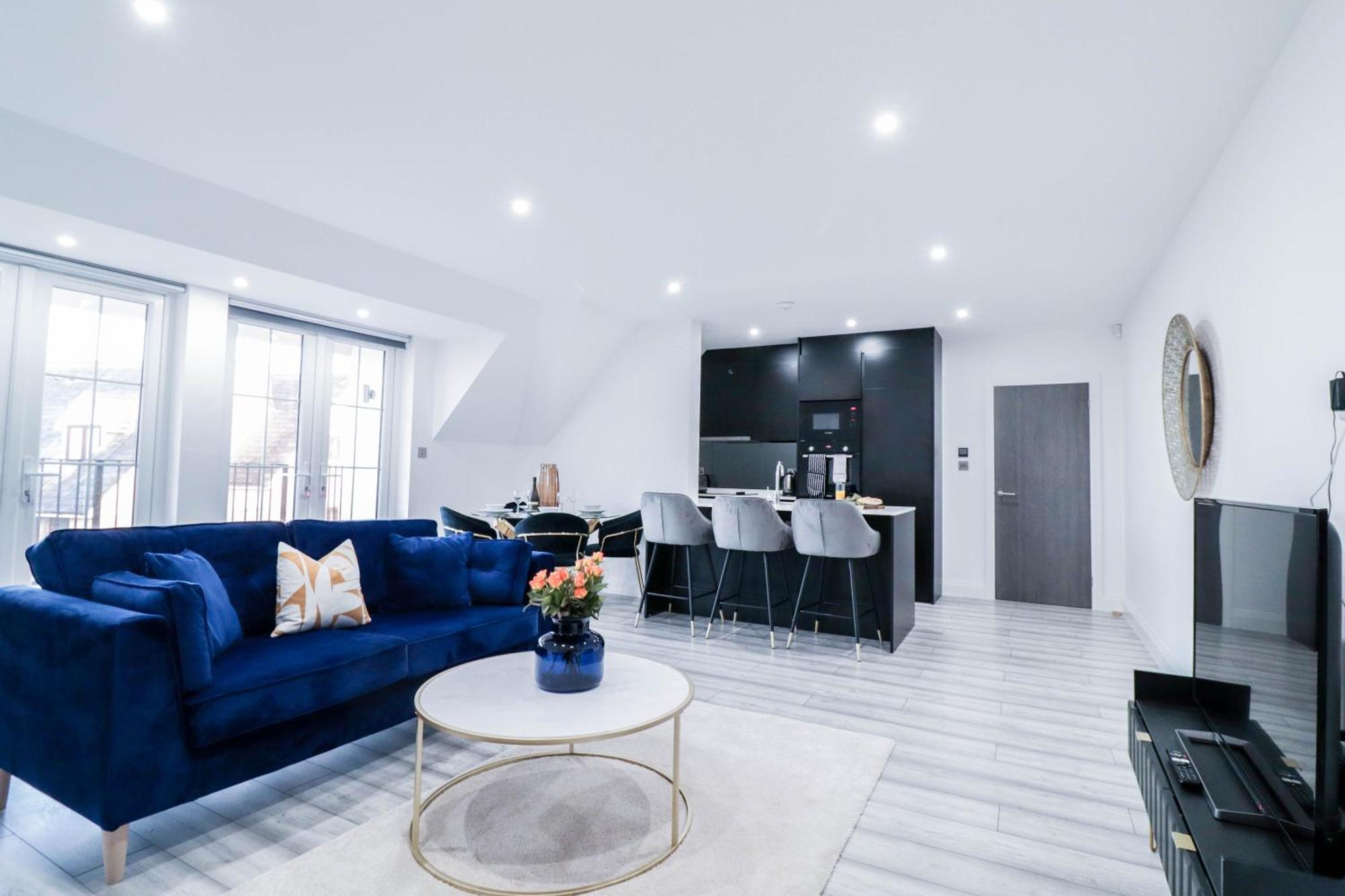 Elegant Apartments In Staines L Free Onsite Parking 스테인스 외부 사진