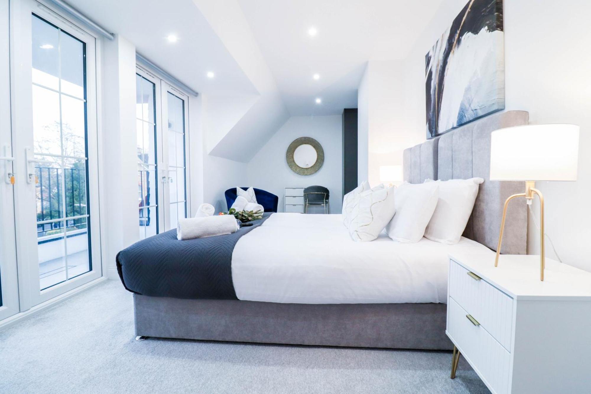 Elegant Apartments In Staines L Free Onsite Parking 스테인스 외부 사진