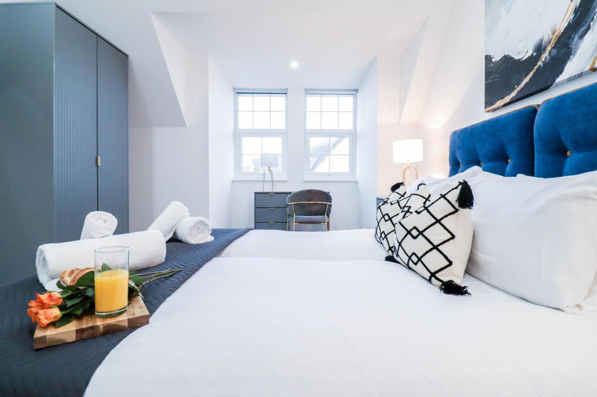 Elegant Apartments In Staines L Free Onsite Parking 스테인스 외부 사진