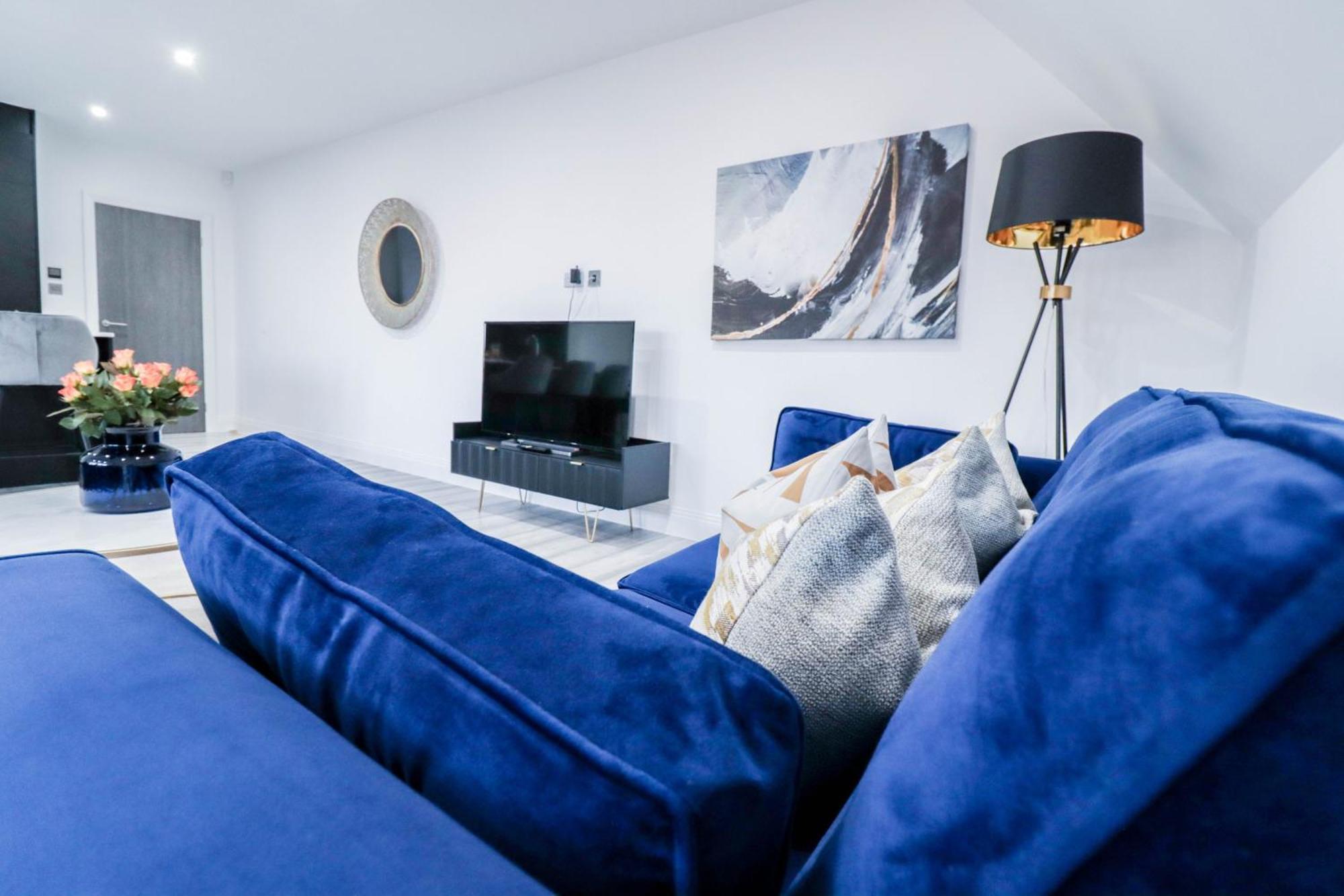Elegant Apartments In Staines L Free Onsite Parking 스테인스 외부 사진