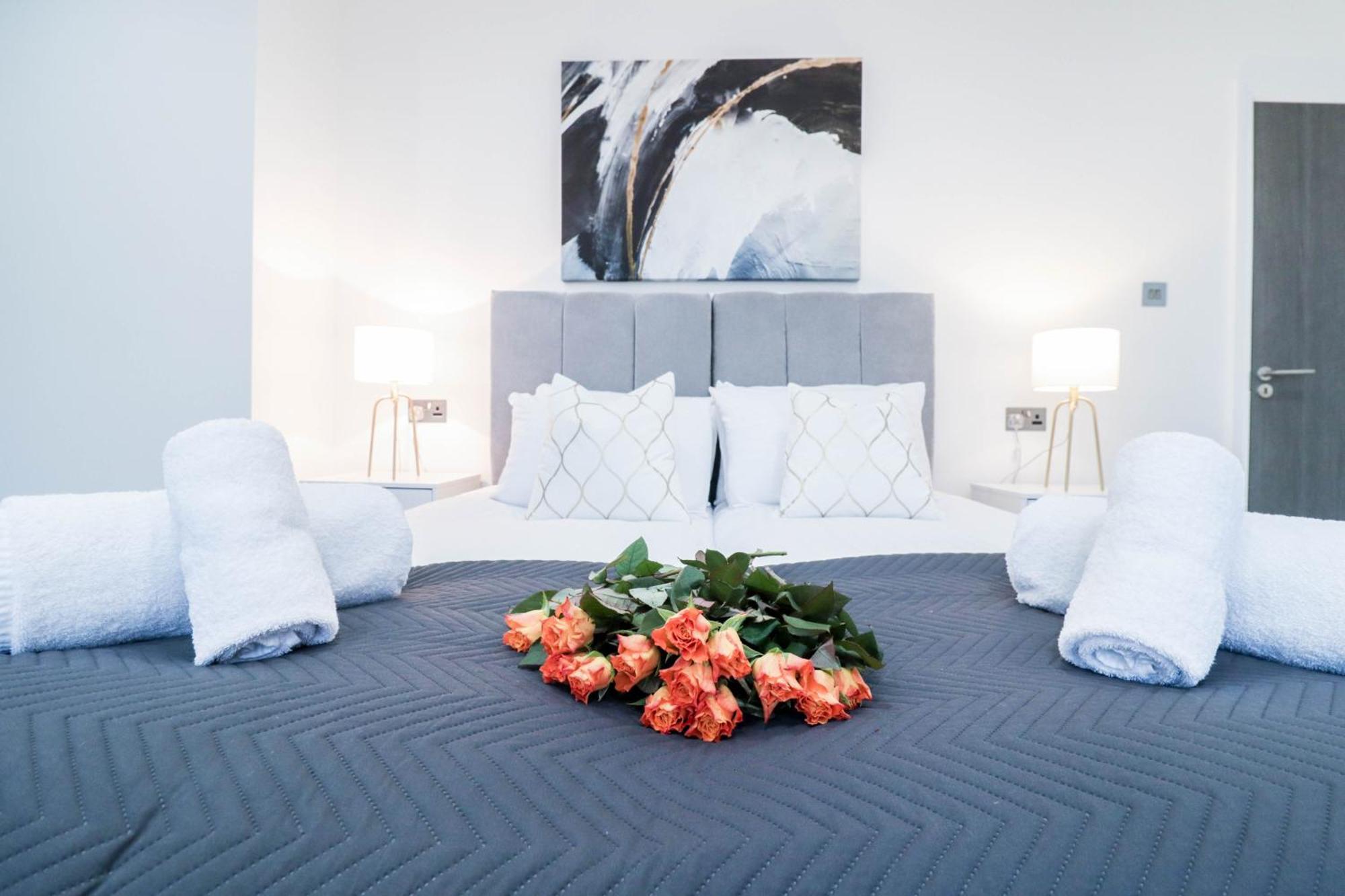 Elegant Apartments In Staines L Free Onsite Parking 스테인스 외부 사진