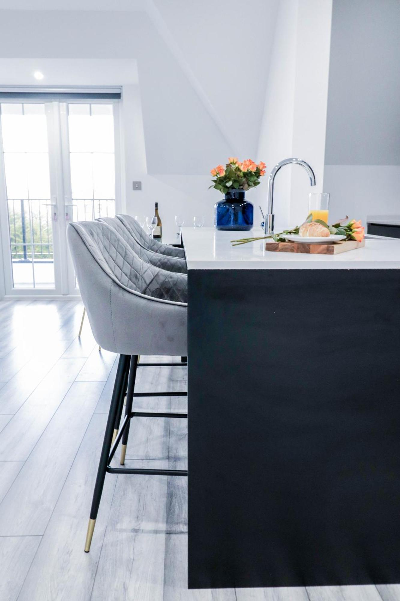 Elegant Apartments In Staines L Free Onsite Parking 스테인스 외부 사진