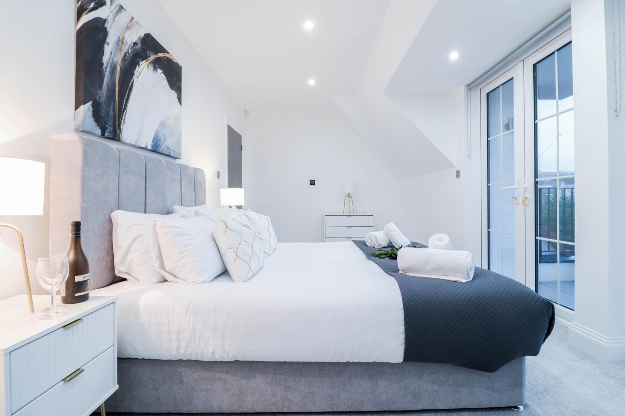 Elegant Apartments In Staines L Free Onsite Parking 스테인스 외부 사진