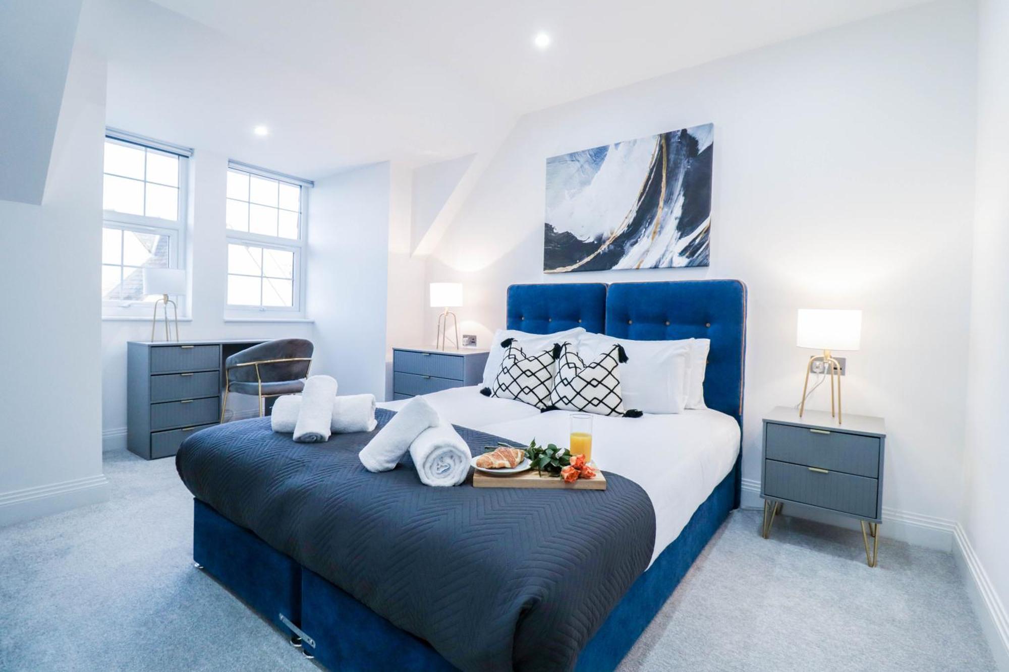 Elegant Apartments In Staines L Free Onsite Parking 스테인스 외부 사진