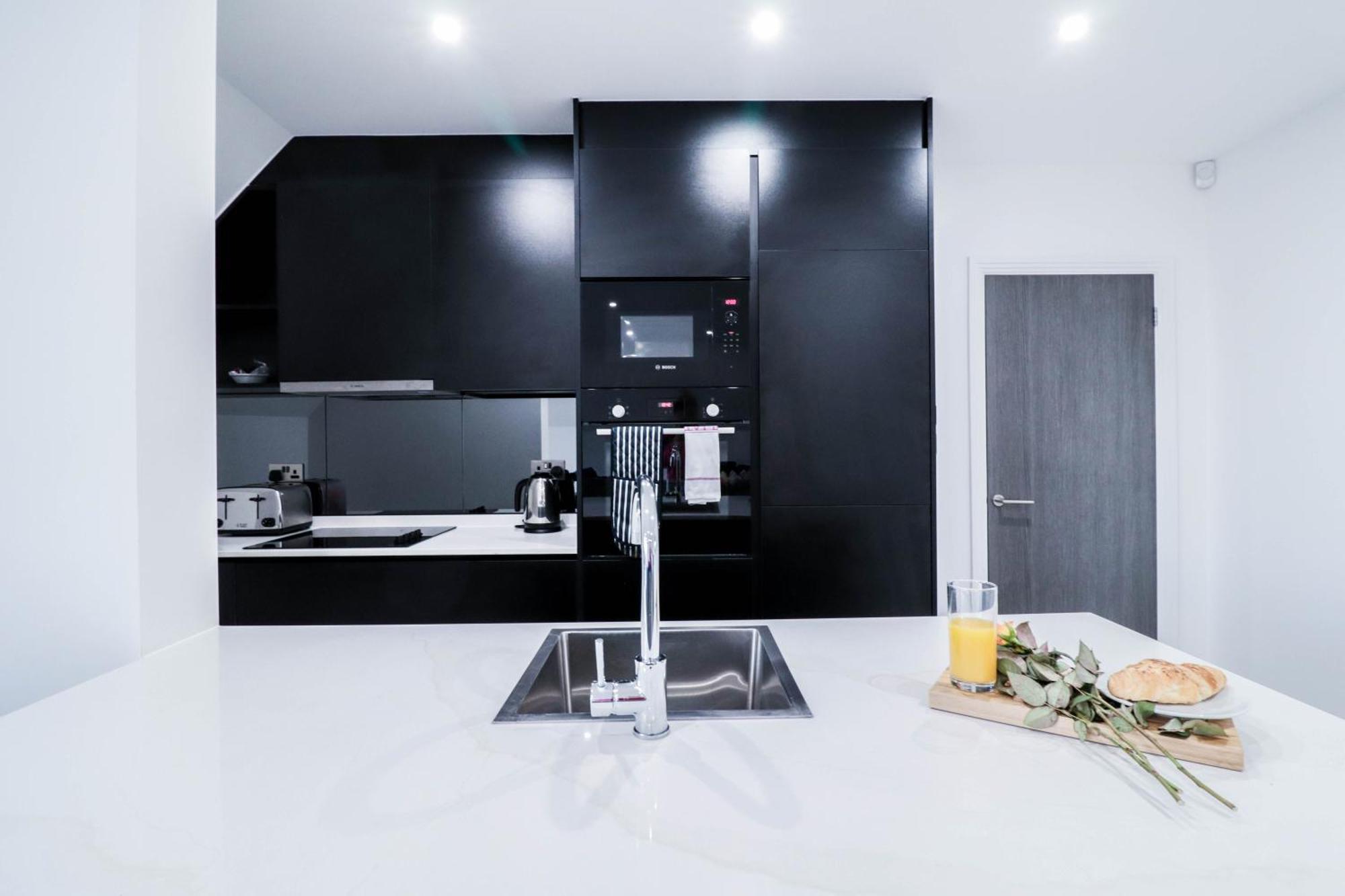 Elegant Apartments In Staines L Free Onsite Parking 스테인스 외부 사진