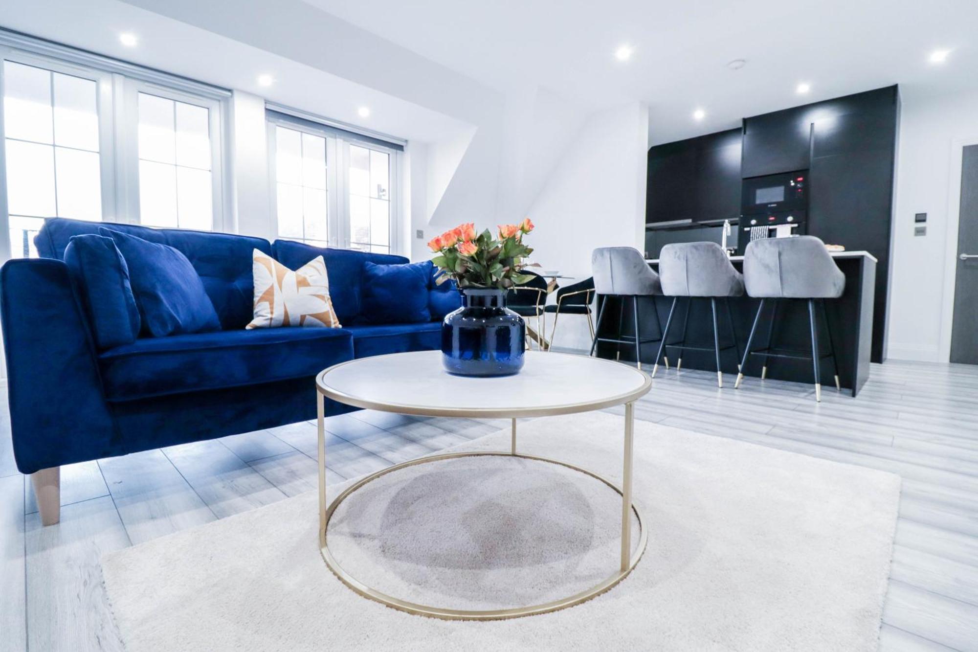 Elegant Apartments In Staines L Free Onsite Parking 스테인스 외부 사진