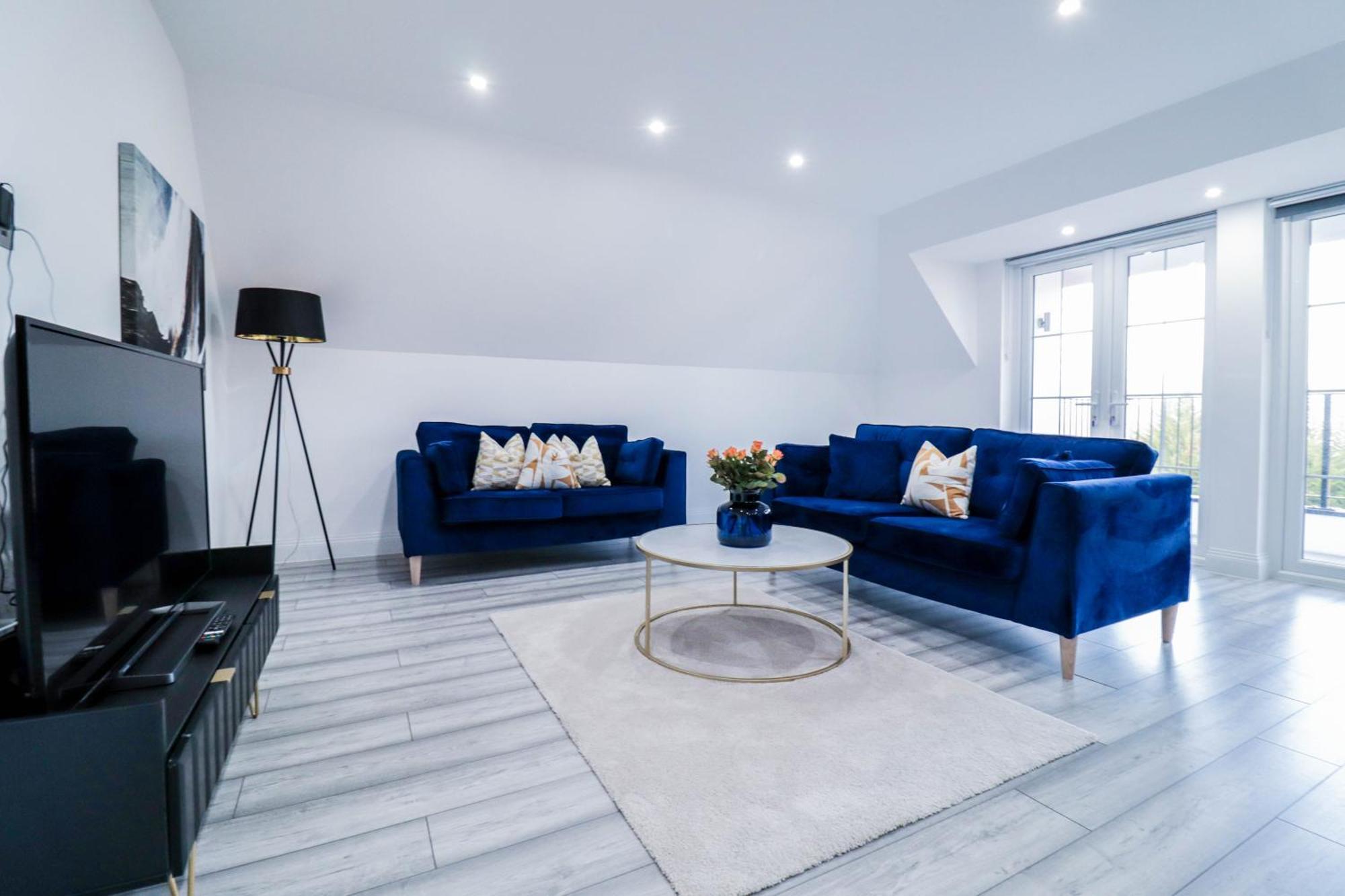 Elegant Apartments In Staines L Free Onsite Parking 스테인스 외부 사진