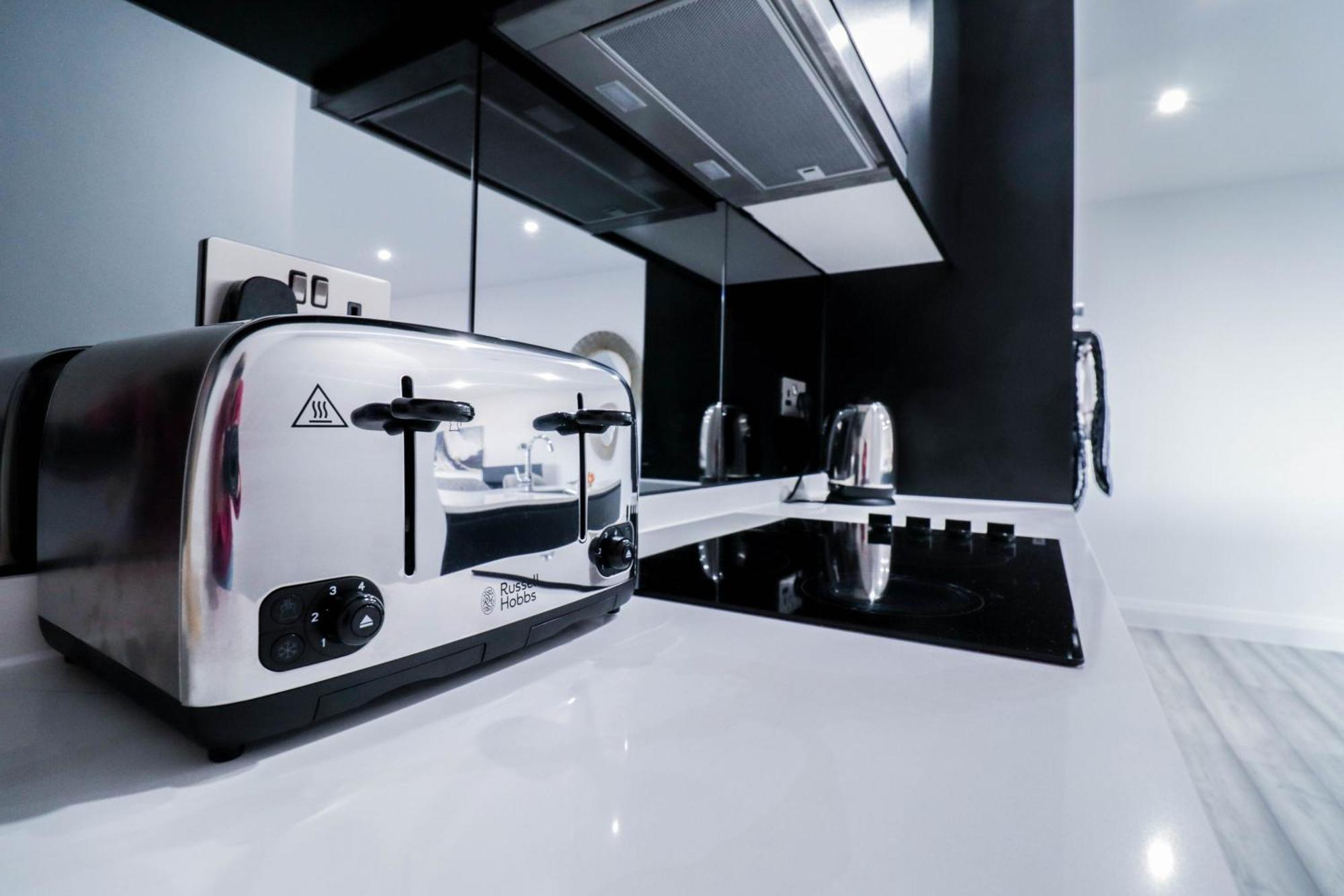 Elegant Apartments In Staines L Free Onsite Parking 스테인스 외부 사진
