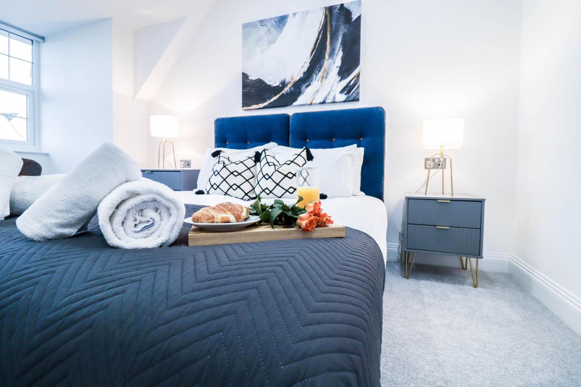 Elegant Apartments In Staines L Free Onsite Parking 스테인스 외부 사진