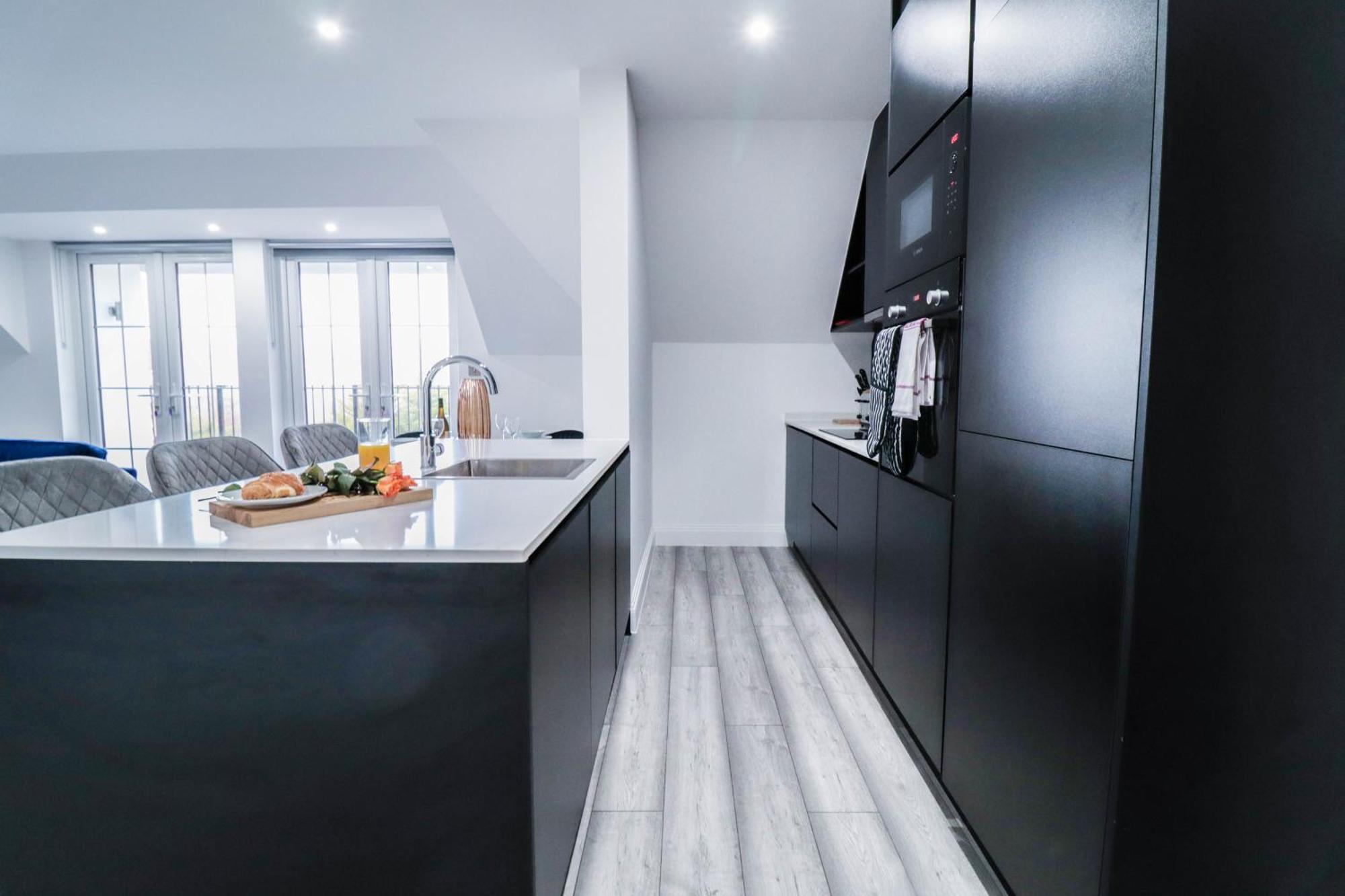 Elegant Apartments In Staines L Free Onsite Parking 스테인스 외부 사진