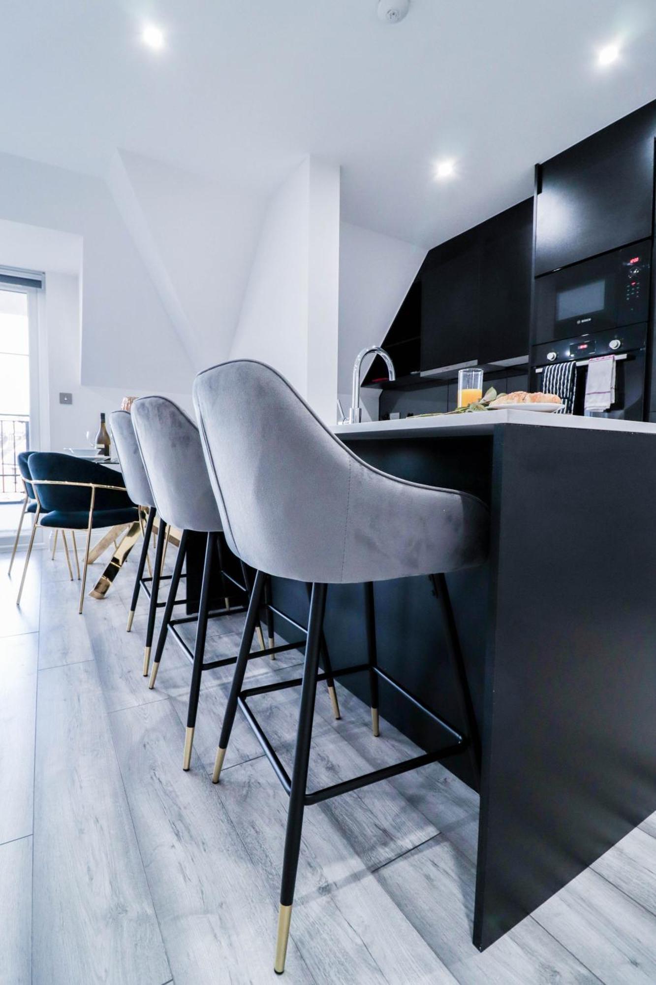 Elegant Apartments In Staines L Free Onsite Parking 스테인스 외부 사진