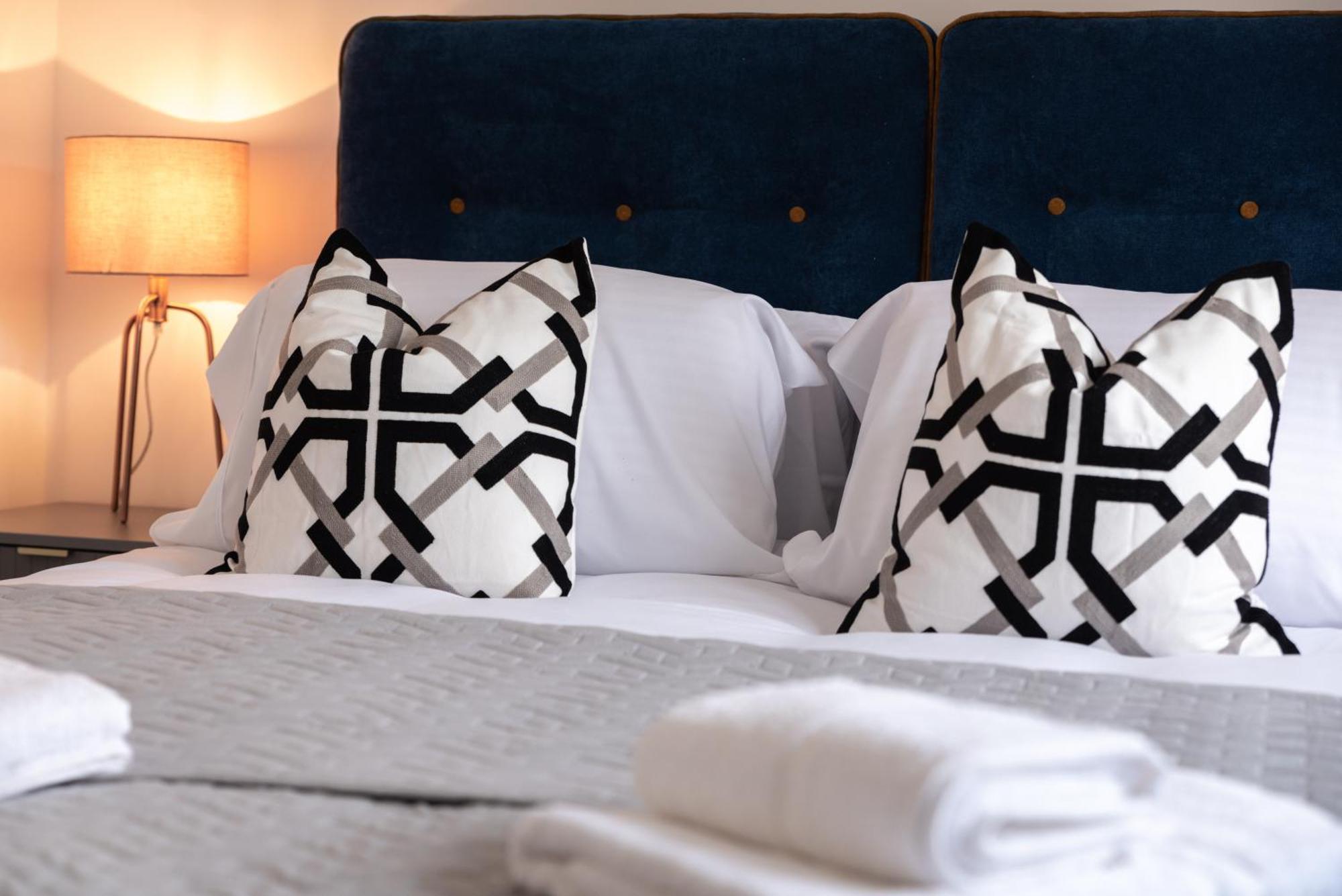 Elegant Apartments In Staines L Free Onsite Parking 스테인스 외부 사진