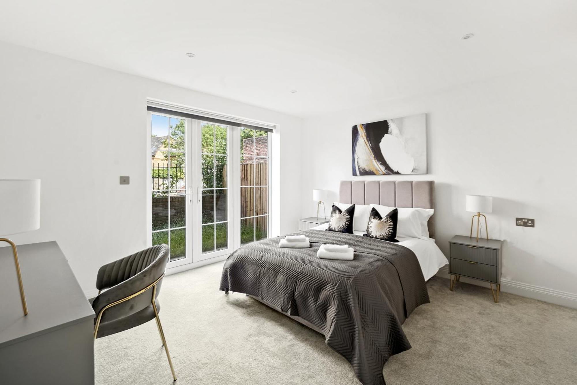 Elegant Apartments In Staines L Free Onsite Parking 스테인스 외부 사진