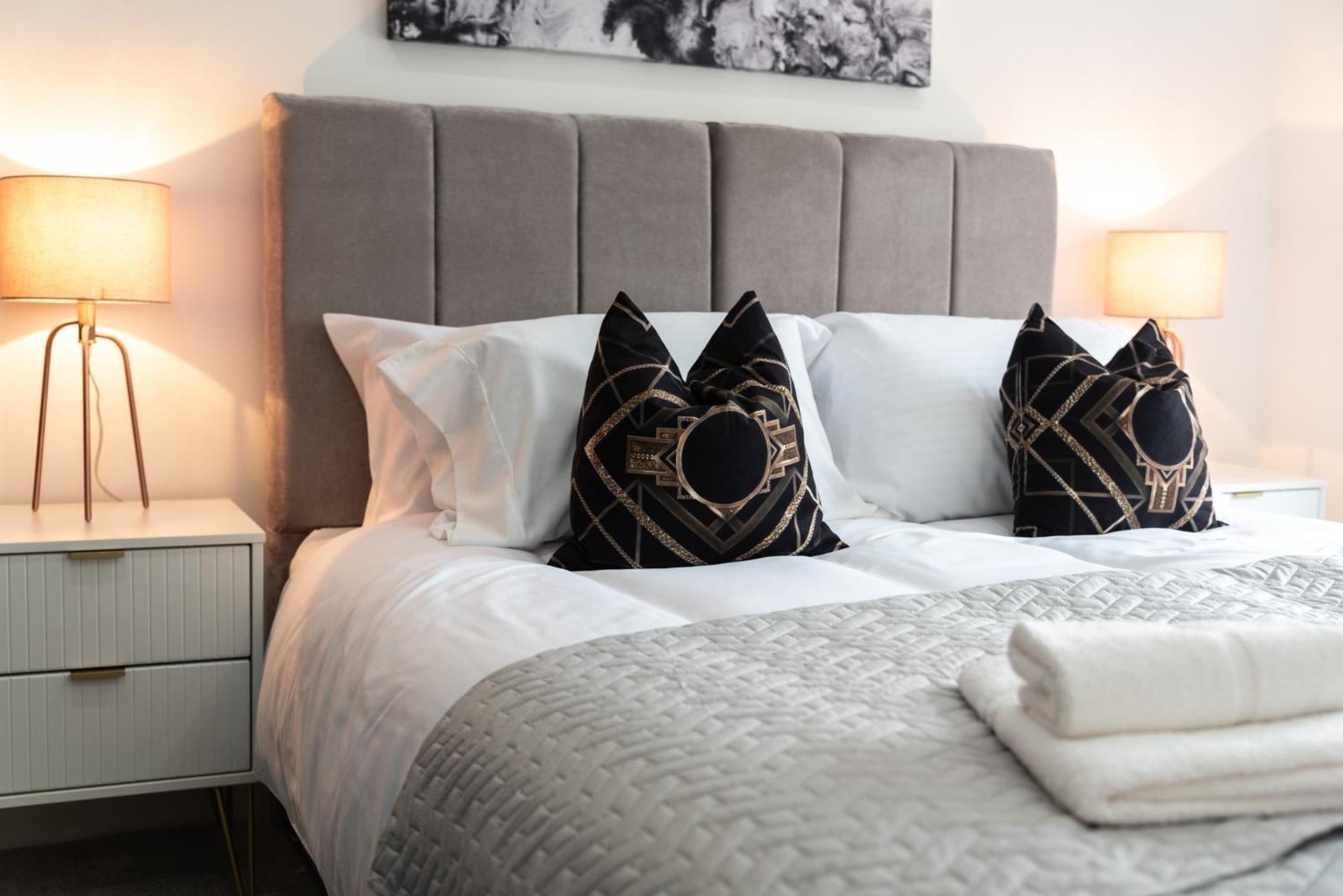 Elegant Apartments In Staines L Free Onsite Parking 스테인스 외부 사진