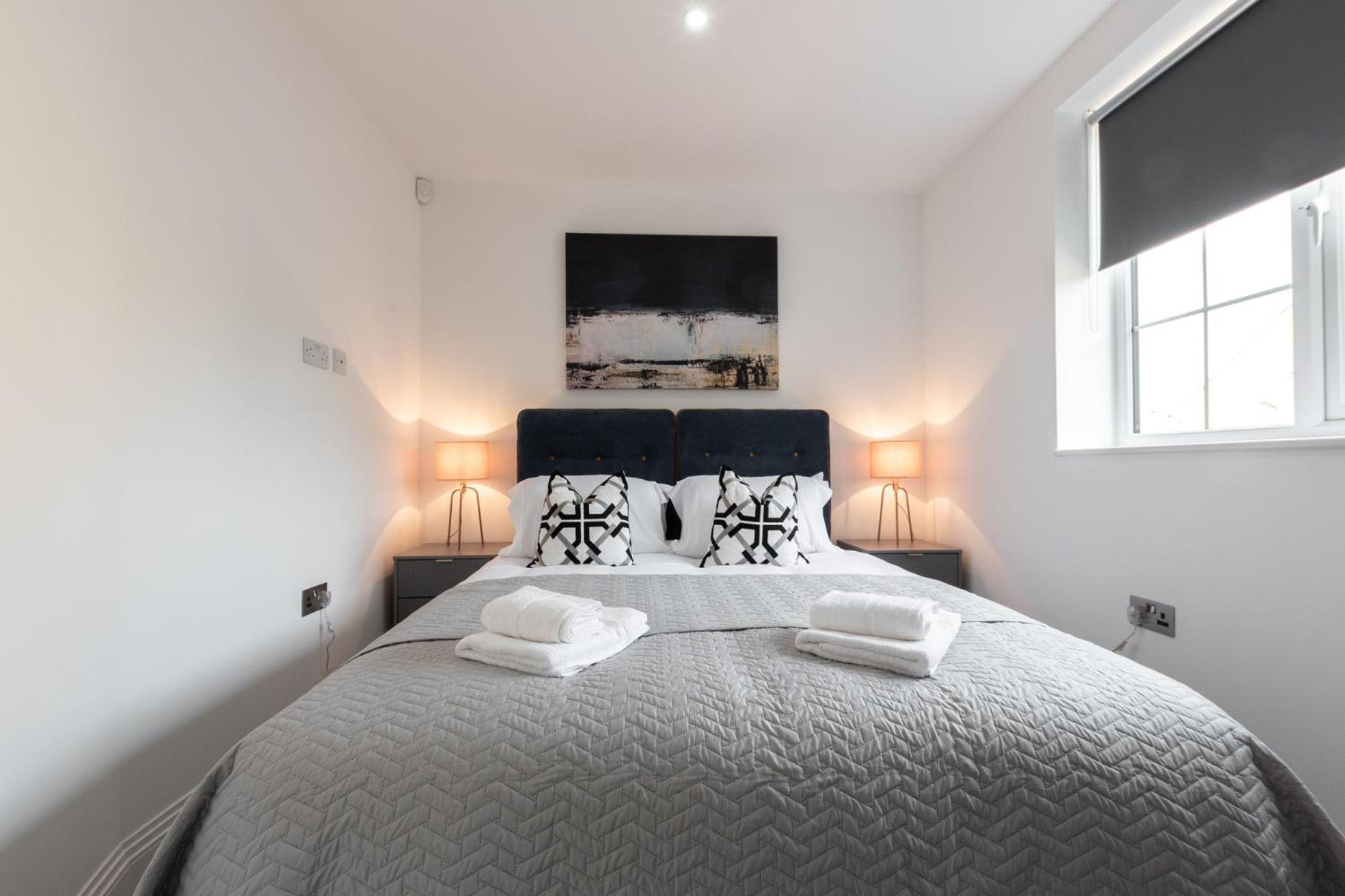 Elegant Apartments In Staines L Free Onsite Parking 스테인스 외부 사진