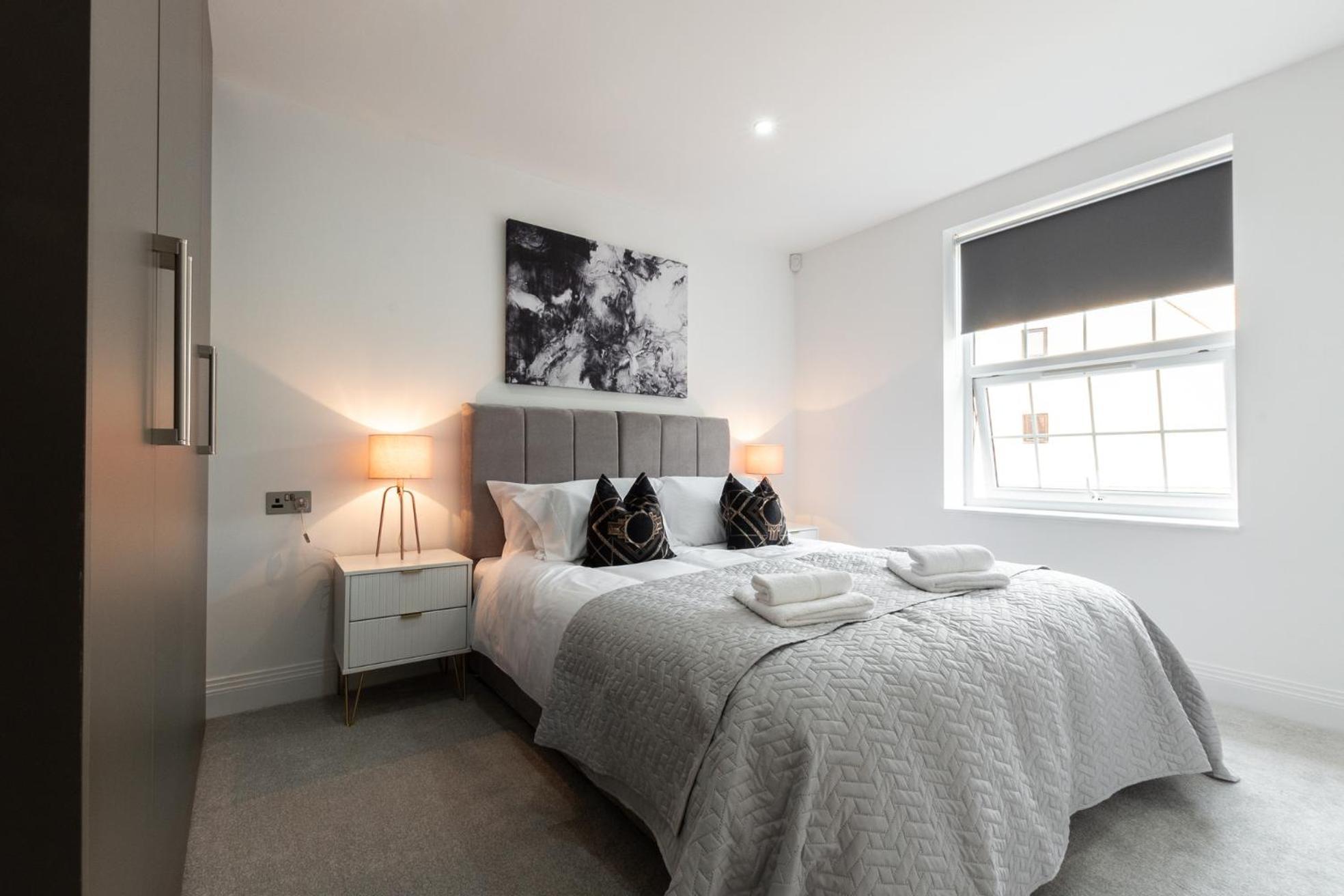 Elegant Apartments In Staines L Free Onsite Parking 스테인스 외부 사진