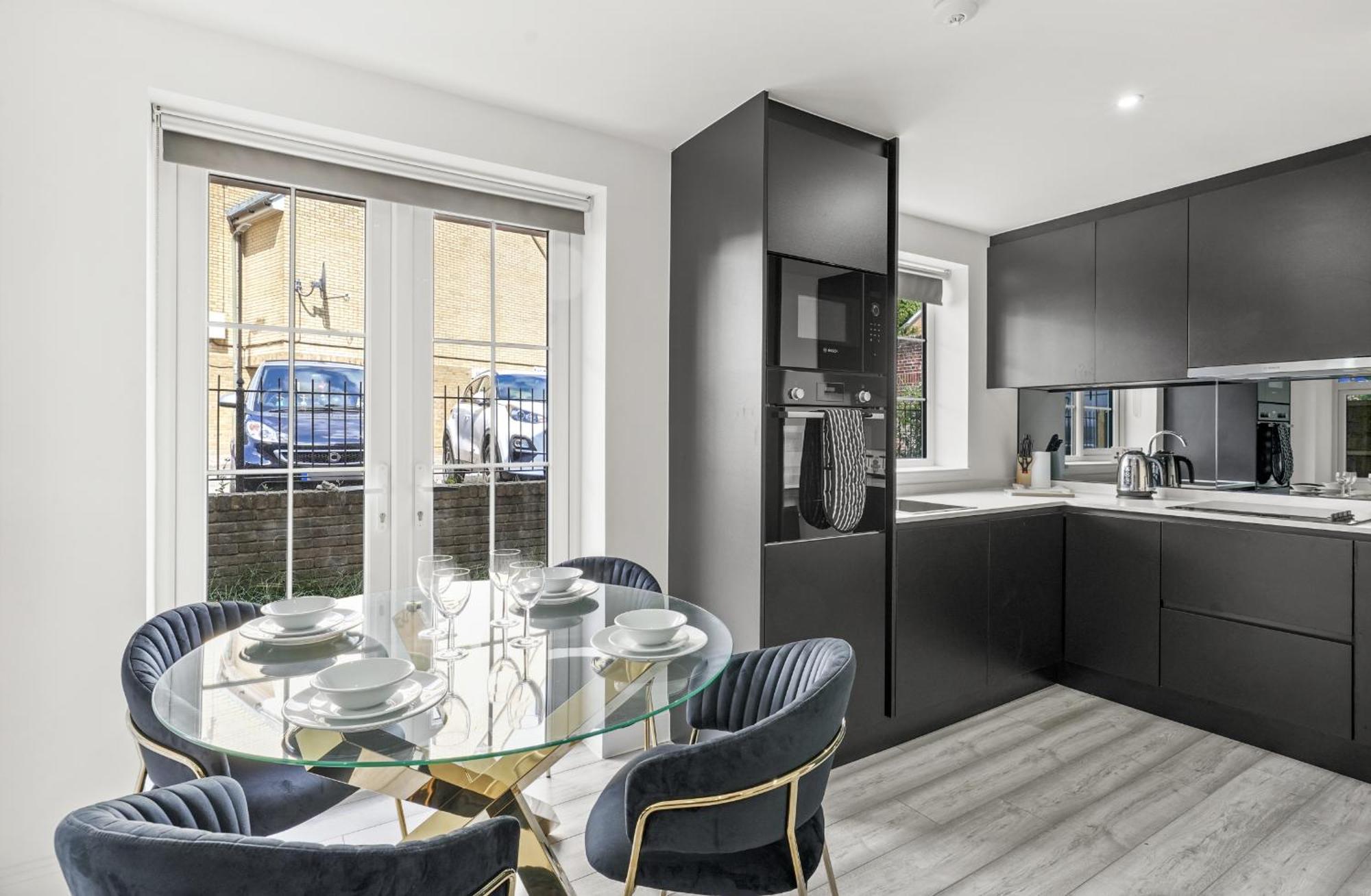 Elegant Apartments In Staines L Free Onsite Parking 스테인스 외부 사진